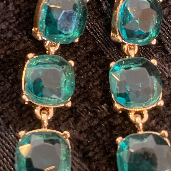 NWOT- FABULOUS EMERALD STYLE DROP EARRINGS - Picture 1 of 9